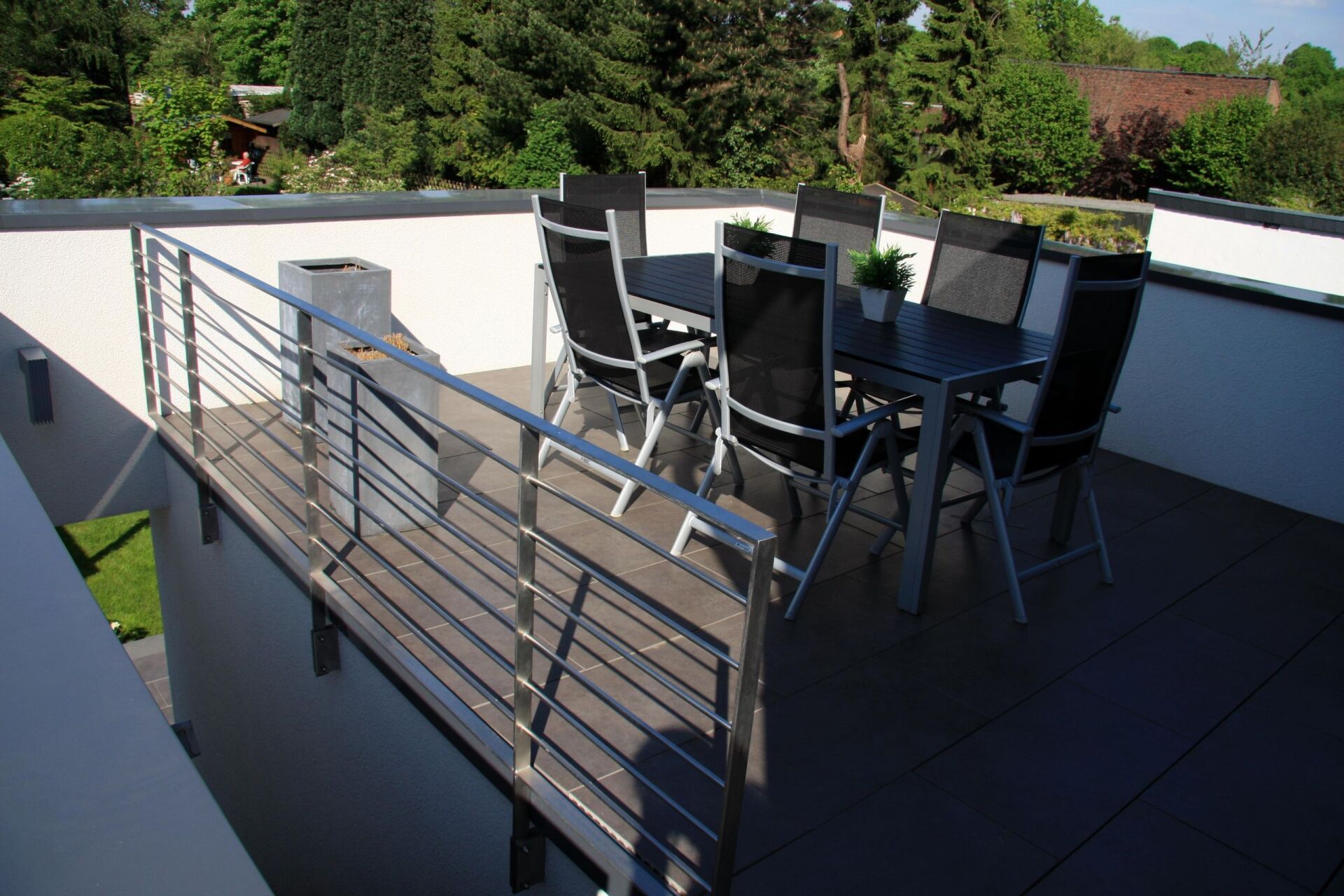 Weiße Fassade mit Garten