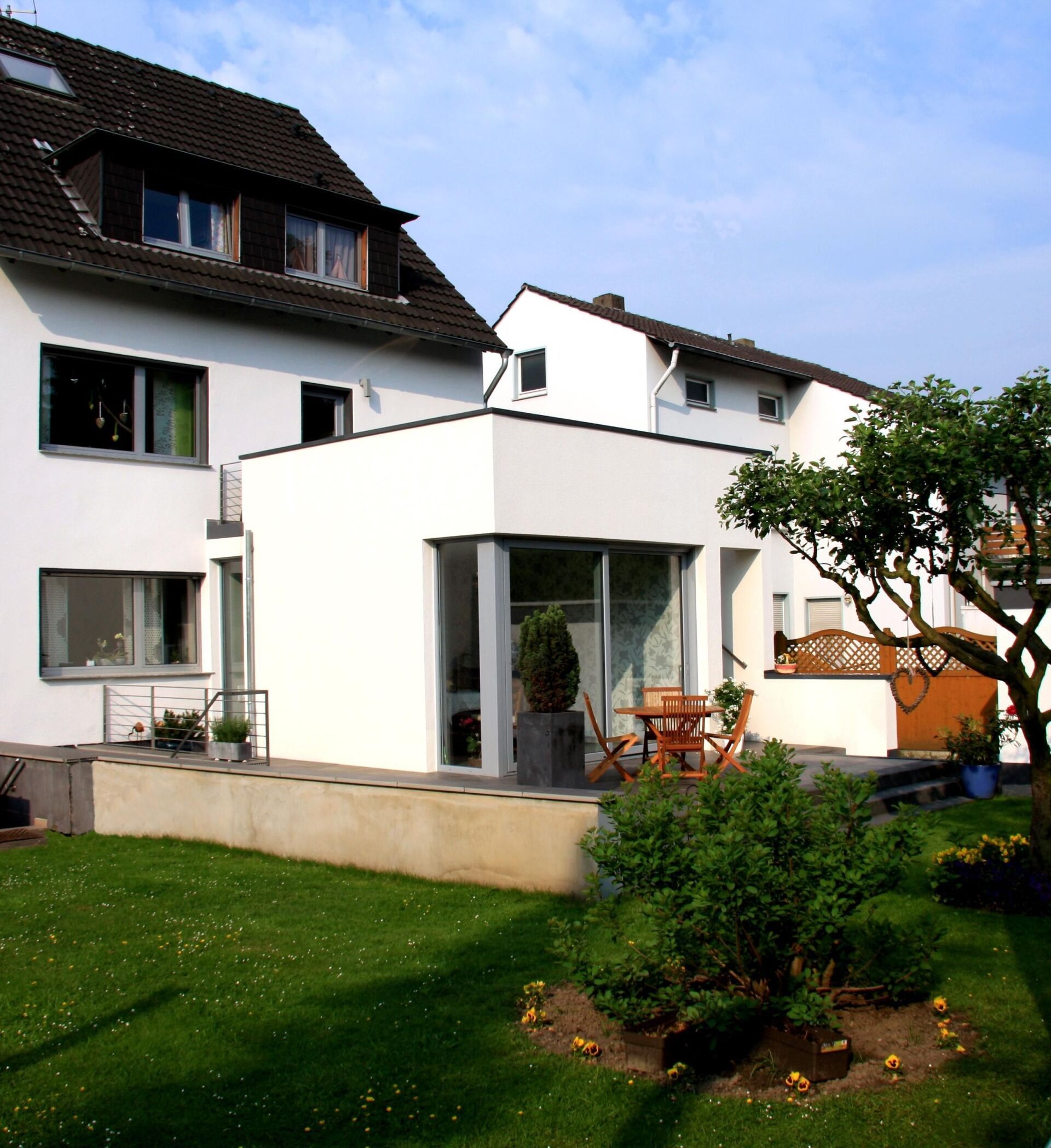 Dachterrasse mit Gartenmöbeln