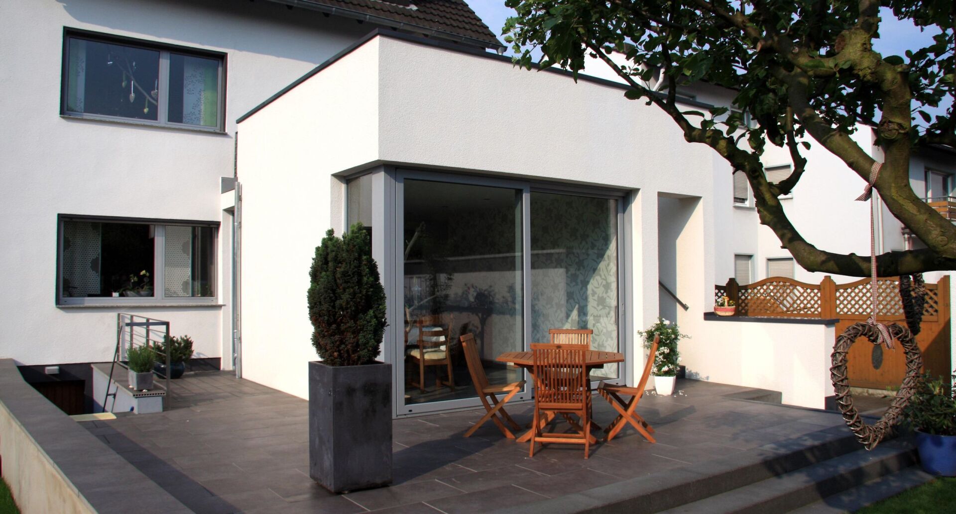 Weißes Gebäude mit Gartenanlage