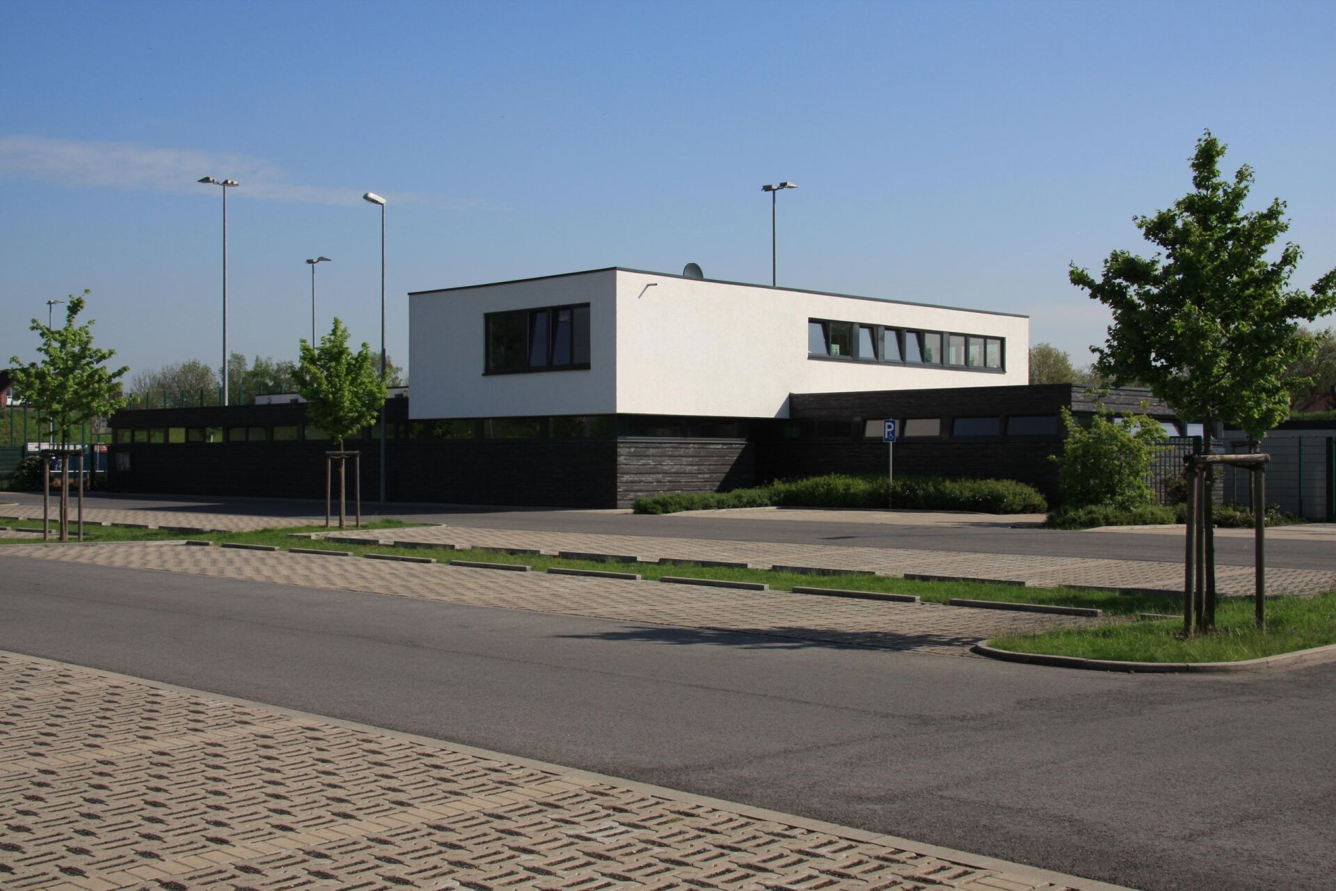 Sportplatz vor einem Neubau