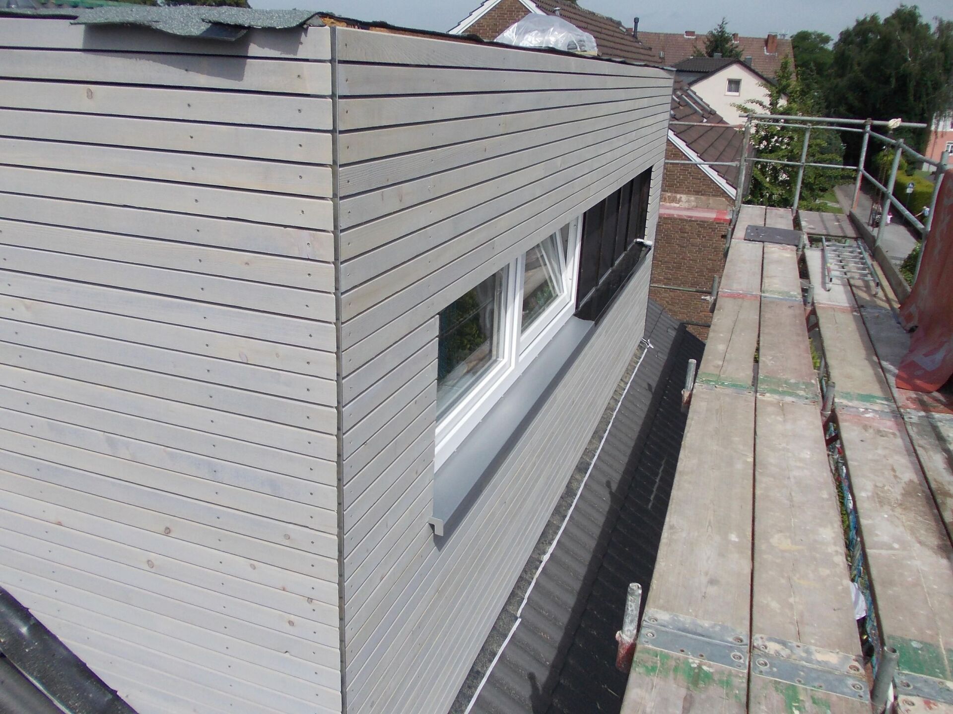 Graue Außenfassade eines Gebäudes