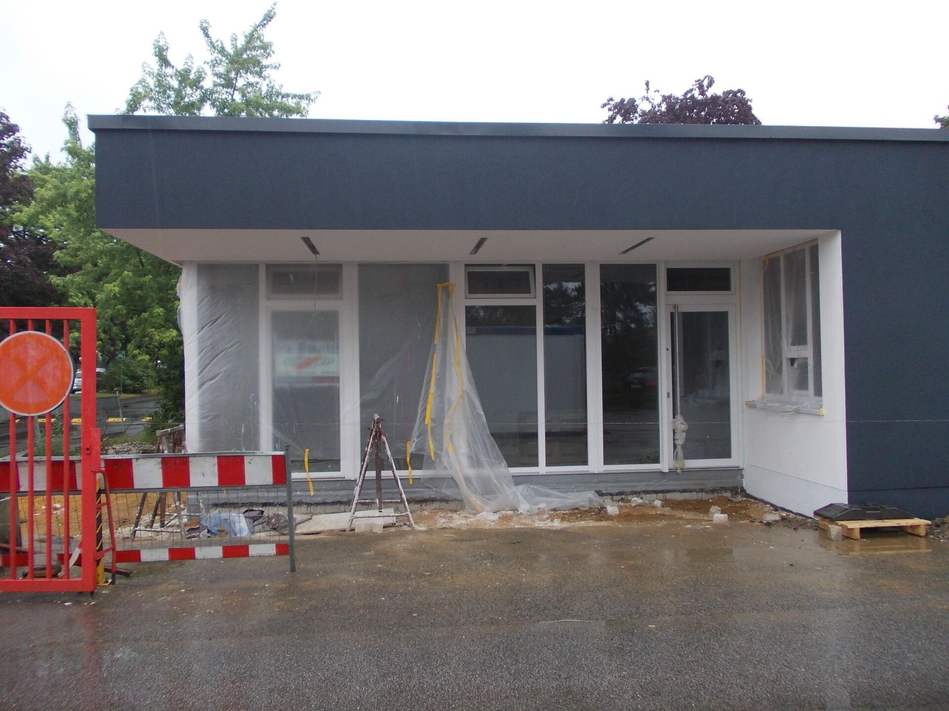 wasser folie graues haus baustelle