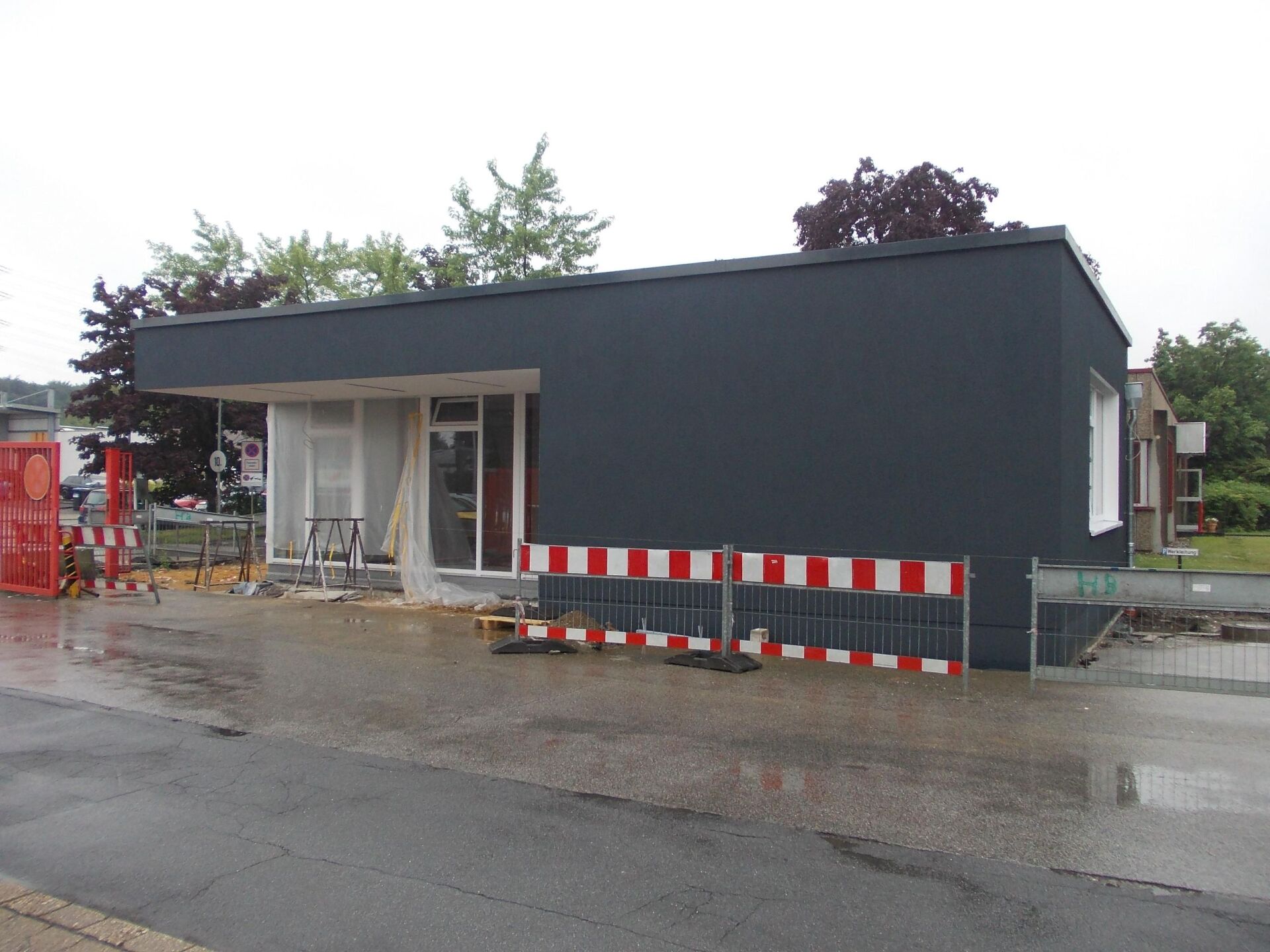 baustelle graues haus