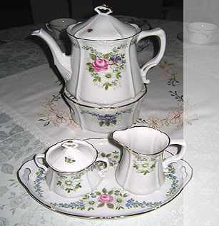 Teeservice | Deniz Demiral Dogan | Porzellan-Malatelier | Porzellanmalkurse, Porzellanmalerei, Porzellan-Geschäft | Schaffhausen