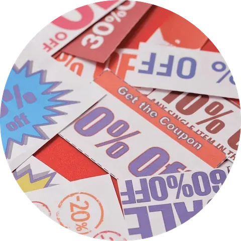 Pila de cupones de descuento con porcentajes de descuento, en varios colores.