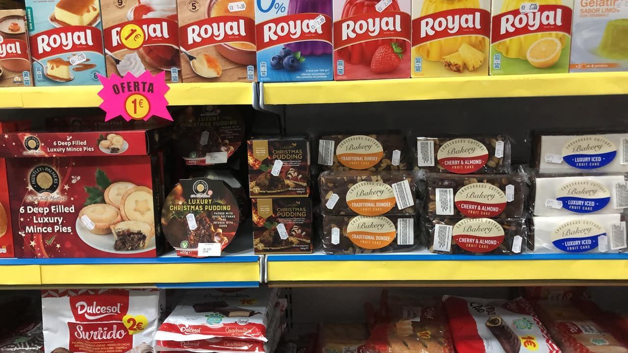 Estantes de una tienda repletos de postres envasados y postres de gelatina con sabor a frutas.