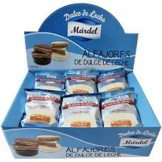 Una caja de exhibición de alfajores Mardel (galletas de dulce de leche). Cada paquete es blanco y marrón, y la caja es azul.