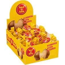 Caja de caramelos Bon o Bon amarillos con logotipos rojos.