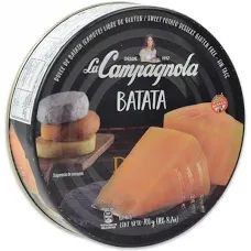Lata de postre de batata La Campagnola. Rodajas de naranja y postres apilados sobre fondo negro.