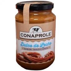 Tarro de dulce de leche “Conaprole”, untable de color caramelo, con etiqueta y tapa negra.