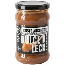 Tarro de Dulce de Leche Gusto Argentino, color caramelo, tapa negra, etiqueta con ilustración de cuchara.