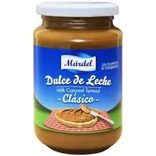 Frasco de dulce de leche Mardel. Etiqueta azul y blanca. La imagen muestra la crema sobre una tostada.