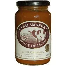 Tarro de dulce de leche La Salamandra. Etiqueta marrón con dibujo de vaca, tapa negra y caramelo ámbar.