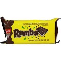Un paquete amarillo de galletas de chocolate Rumba con un borde color chocolate.