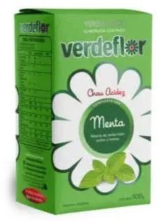 Caja verde de yerba mate Verdeflor con sabor a menta; gráfico de flores y hojas de menta visibles.