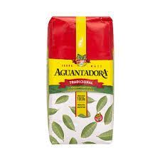 Bolsita de té Aguanta Mate de color rojo, amarillo y blanco con hojas verdes.