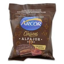 Un paquete de Alfajor Negro Arcor Clásicos, una galleta sándwich de chocolate con relleno de caramelo.