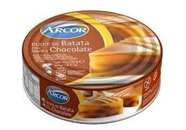 Lata redonda de Dulce de Batata Arcor con sabor a chocolate. Presenta rebanadas de dulce de batata.