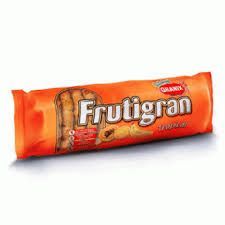 Paquete de galletas Frutigran de naranja, con el nombre de la marca en el frente.