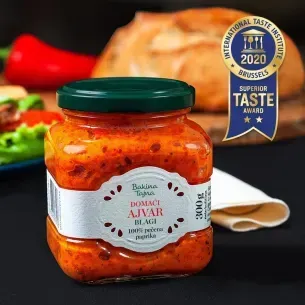 Tarro de ajvar (condimento de pimienta) con premio