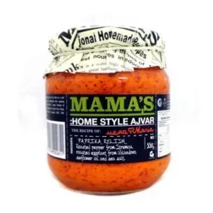 Tarro de salsa de pimentón Ajvar estilo casero de mamá.
