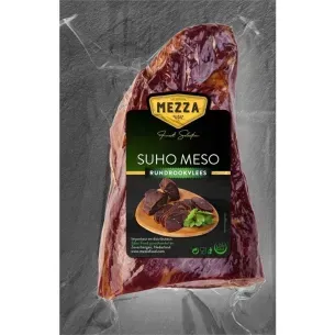Producto Suho Meso (lomo de cerdo ahumado) envasado al vacío. Carne oscura con etiqueta sobre fondo gris.