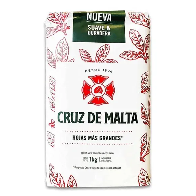 Paquete de yerba mate Cruz de Malta, color blanco con diseño de hojas rojas y logo, pancarta verde