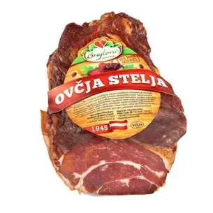 Carne de ovcja stelja ahumada, con etiqueta. Colores marrón y rojo.