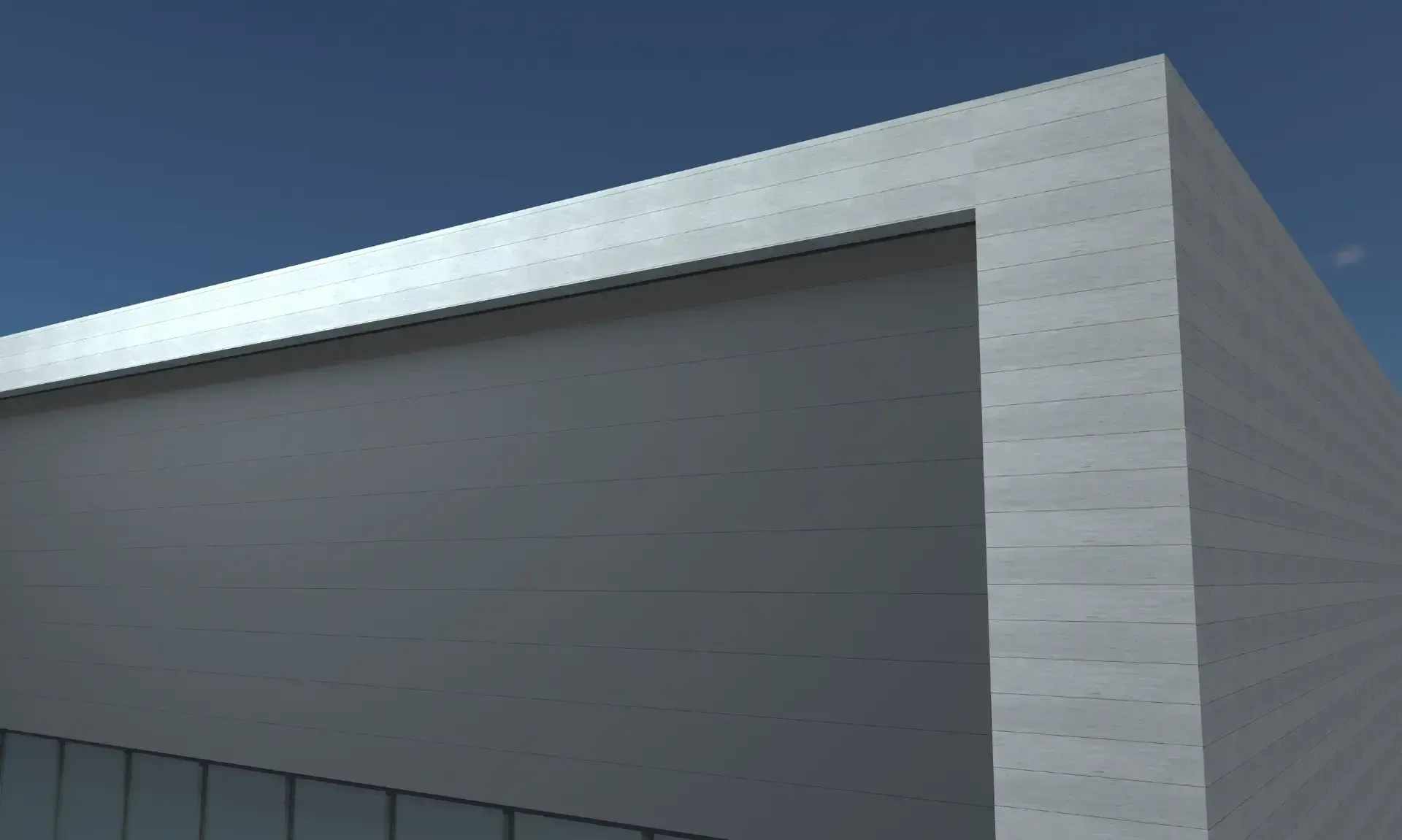 Un edificio blanco con un cielo azul al fondo.