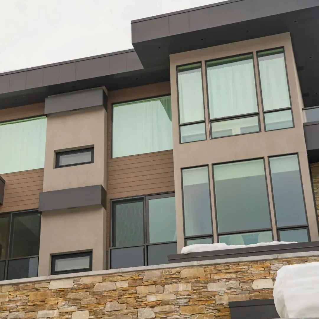 Un edificio grande con muchas ventanas y una pared de piedra.