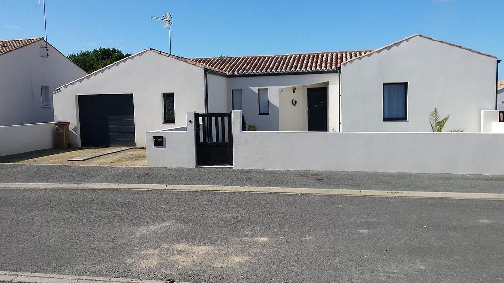 Rénovation maçonnerie et couverture sur une maison avec des murs de clôture
