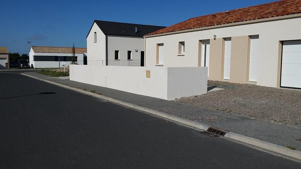 Mur de clôture avec enduit