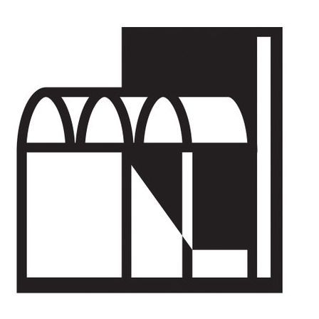 Un dibujo en blanco y negro de un edificio con ventanas arqueadas.