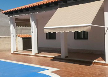 Una casa con piscina en frente de ella