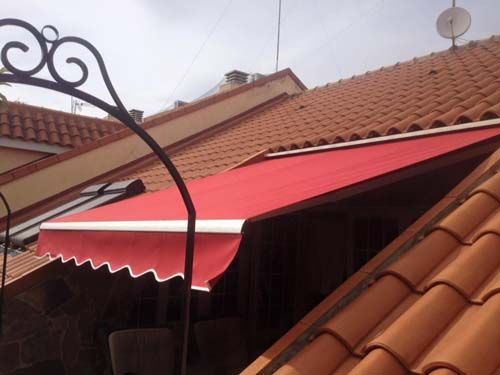 Un toldo rojo está en el techo de un edificio.