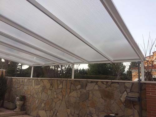 Un dosel blanco reposa sobre un muro de piedra.