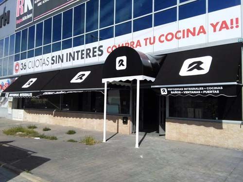 Un edificio con un cartel que dice compra tu cocina ya