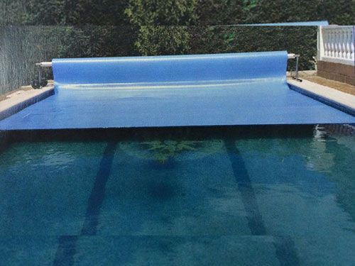 Una piscina con una cubierta azul encima.