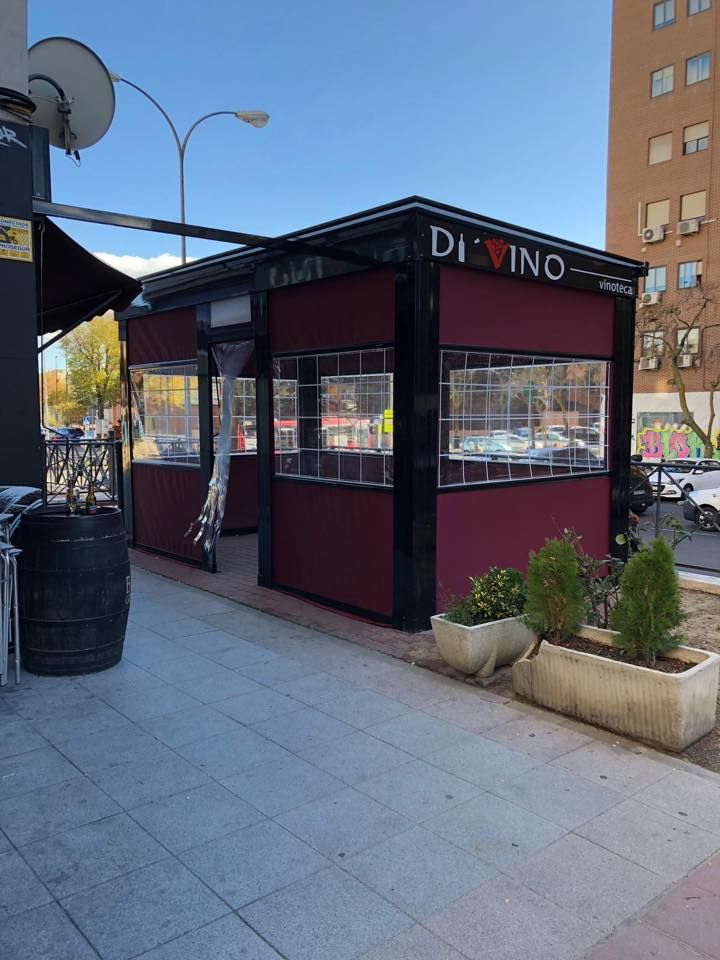 Un edificio rojo con la palabra divino en él.