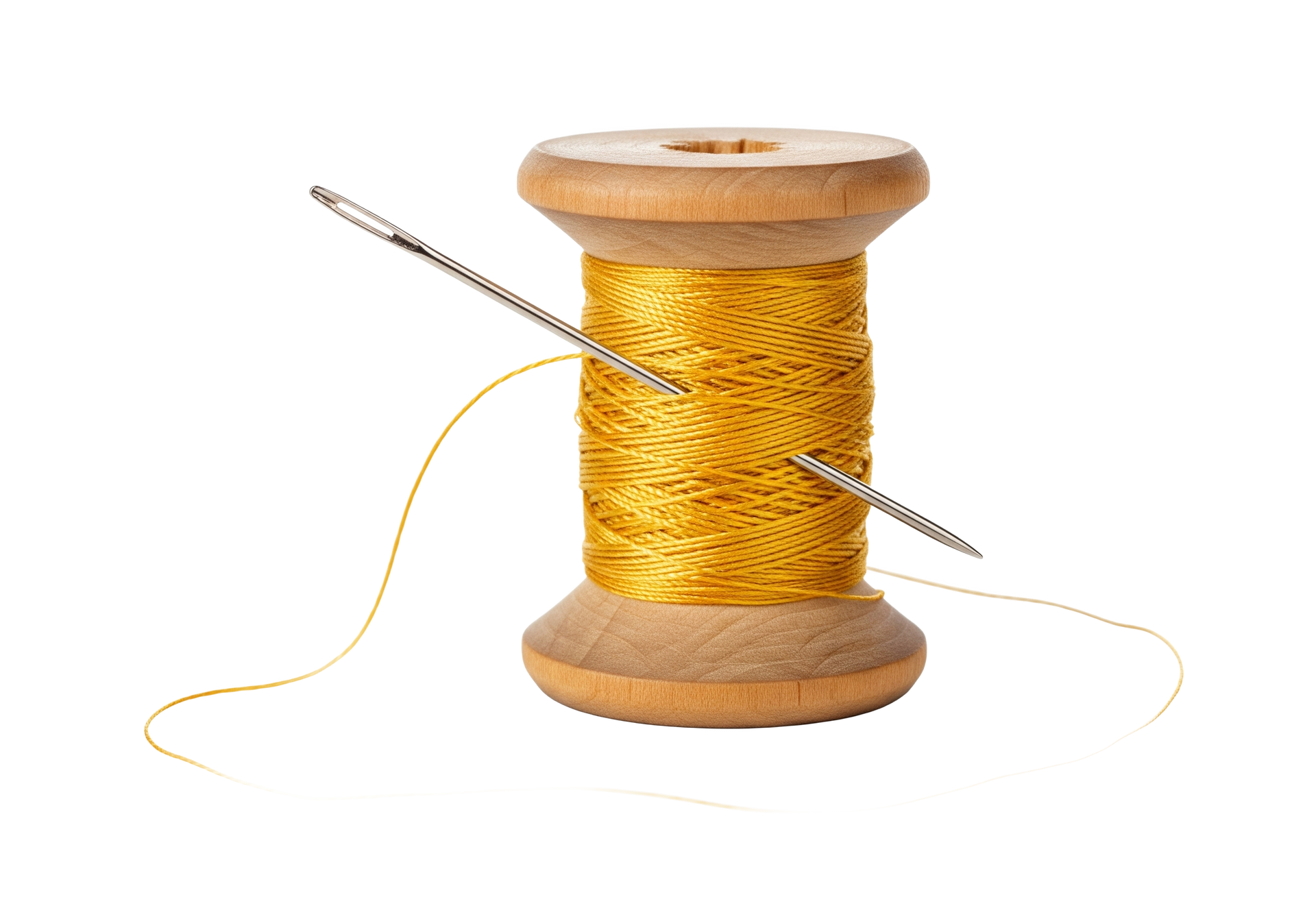 Une bobine de fil jaune doré en bois, avec une aiguille à coudre en argent insérée au centre.
