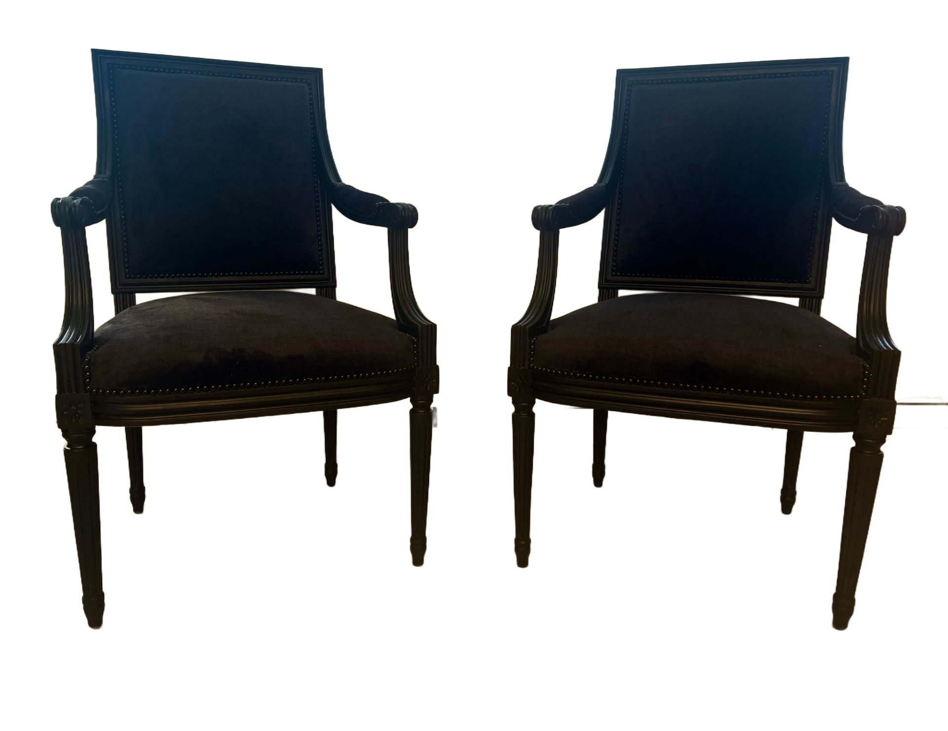 Deux fauteuils identiques en bois foncé, recouverts de tissu foncé, sont placés côte à côte.