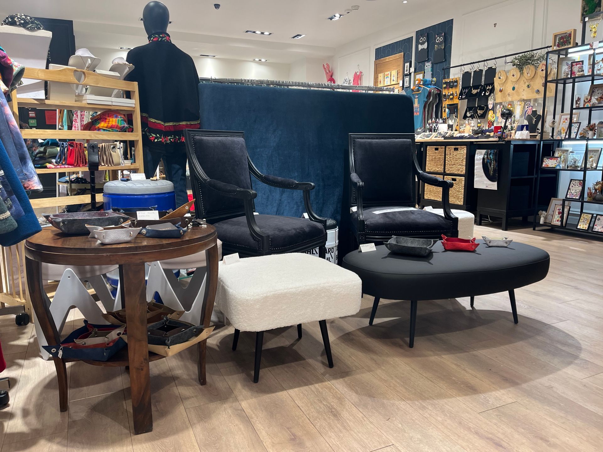 Une présentation de meubles dans un magasin.