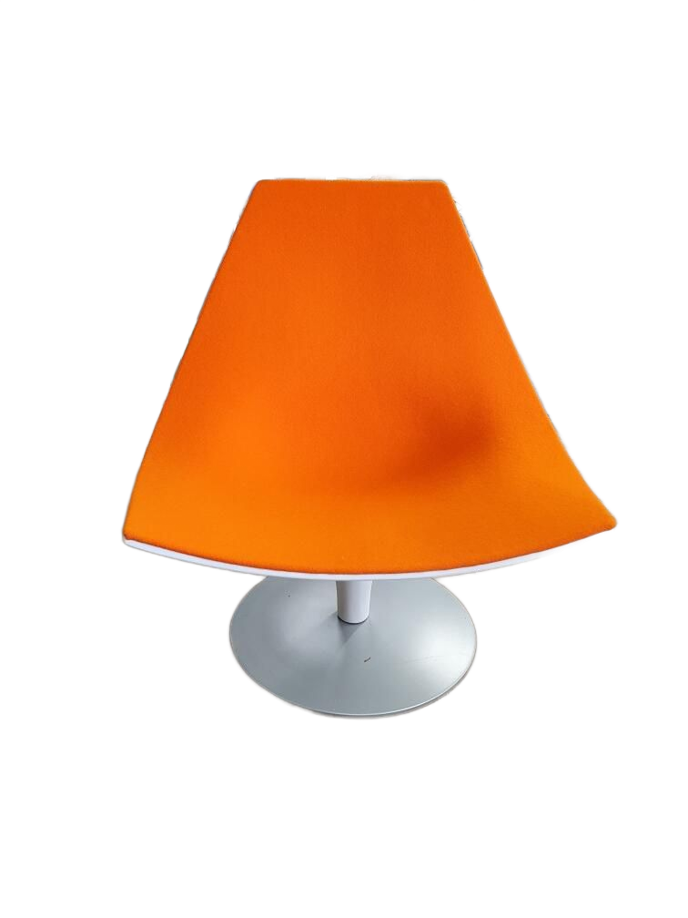 Un fauteuil lounge orange moderne avec une assise trapézoïdale et un pied central circulaire argenté.
