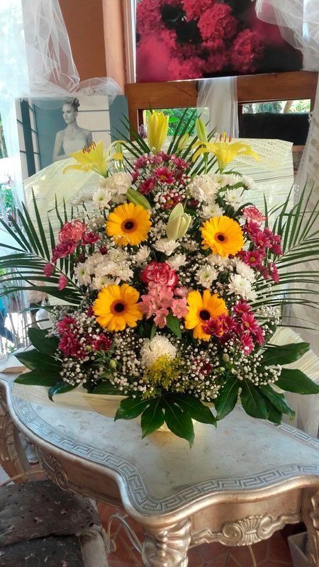 Un ramo de flores está sobre una mesa.