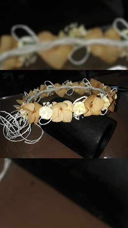 Un primer plano de una corona de flores sobre una mesa.