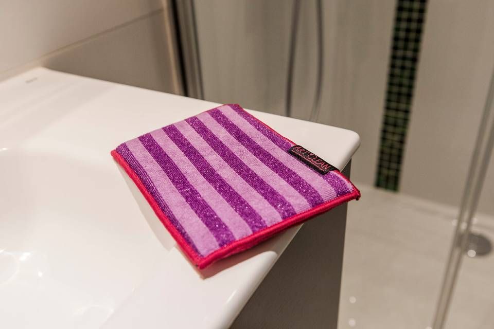 Person trägt einen Putzeimer