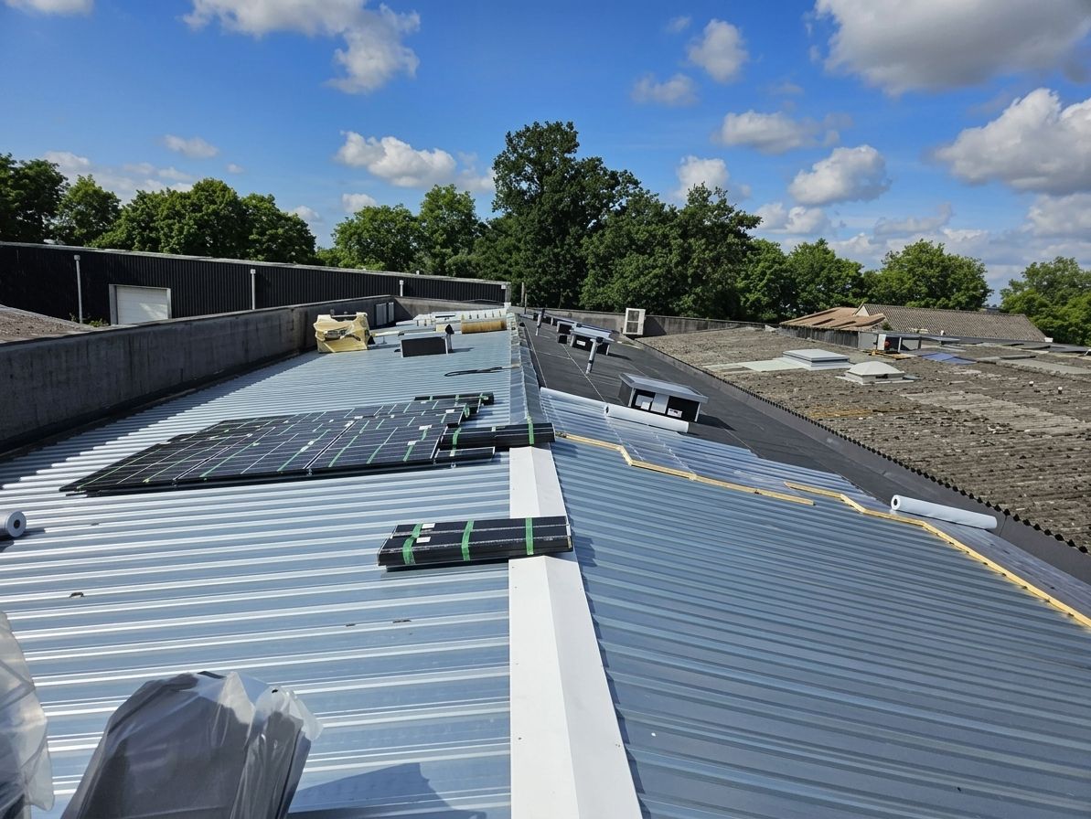 Toiture en construction avec des panneaux métalliques