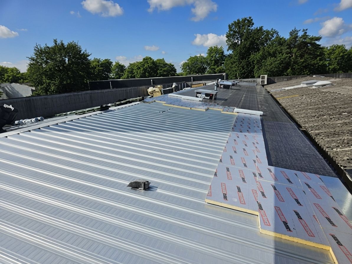 Toiture en construction avec toiture en tôle ondulée et sous-couche réfléchissante