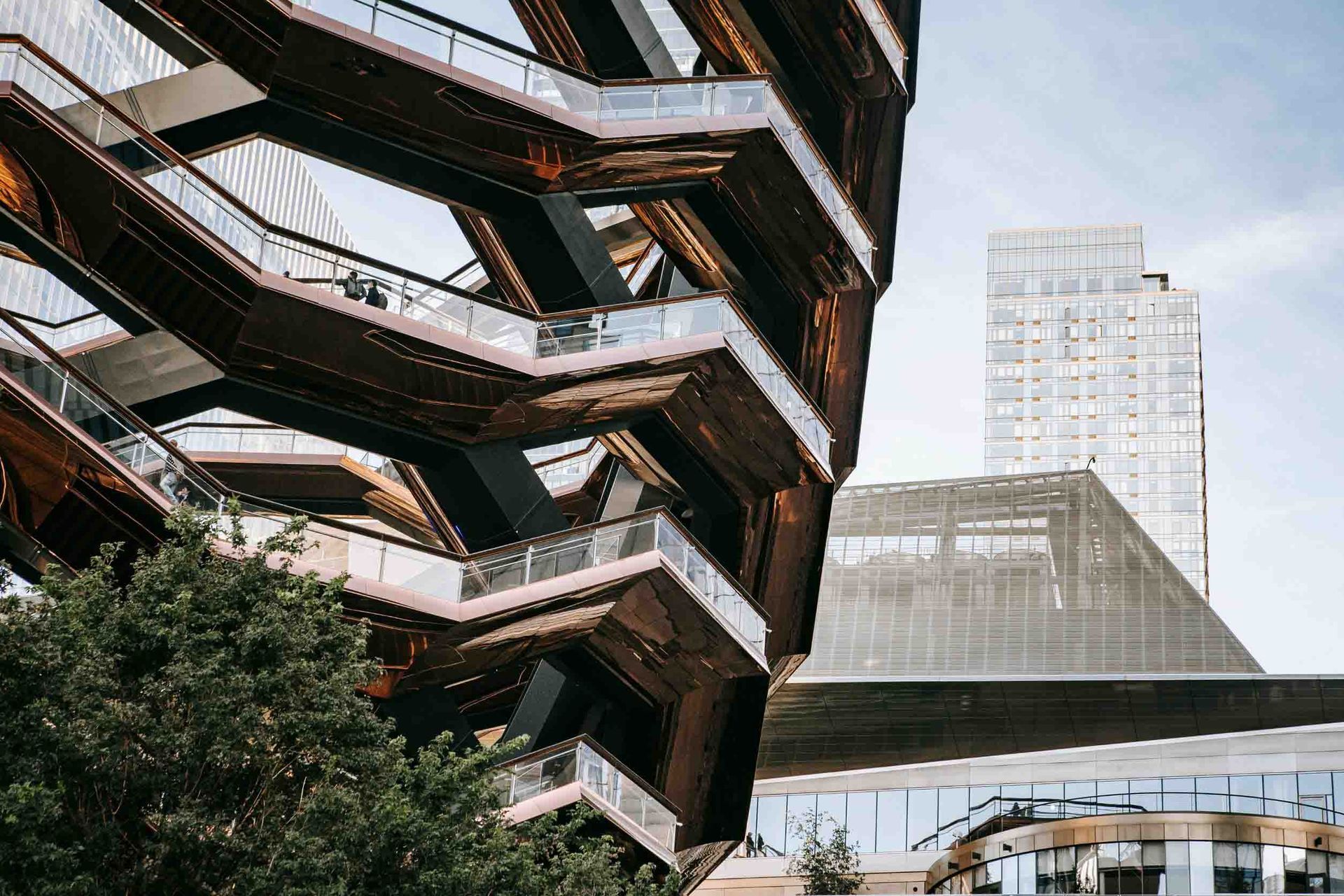 Un edificio grande con muchas escaleras que suben y bajan.