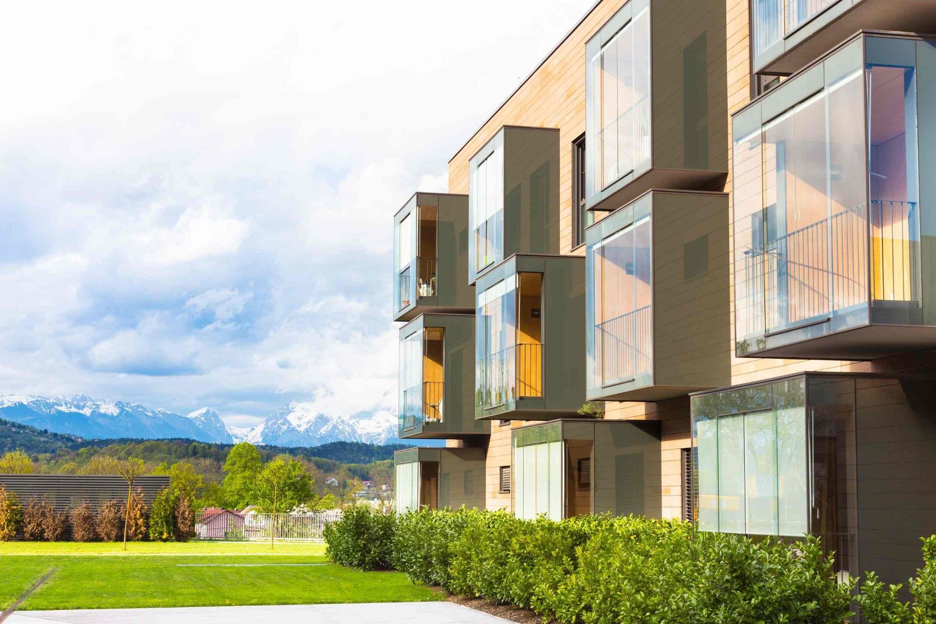 Un gran edificio de apartamentos con muchas ventanas y balcones.